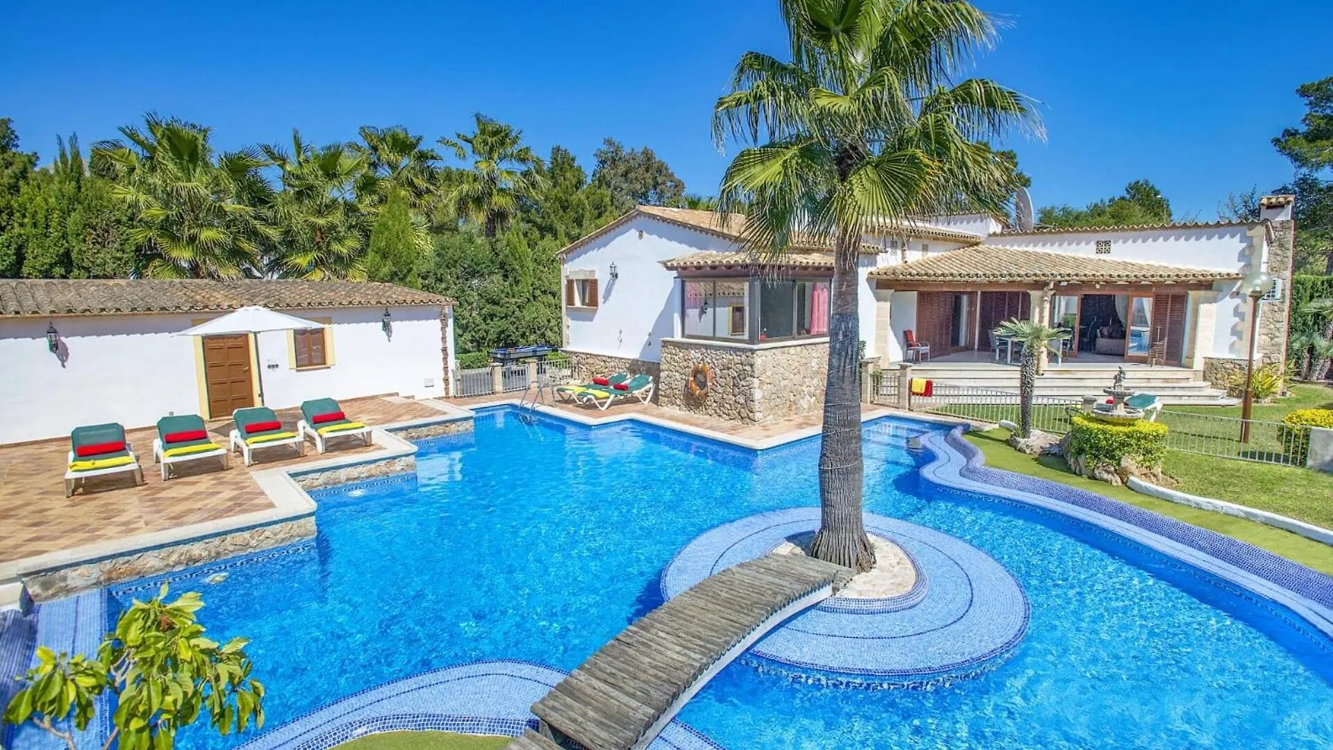 Villa Pinos By Villa Plus contacts